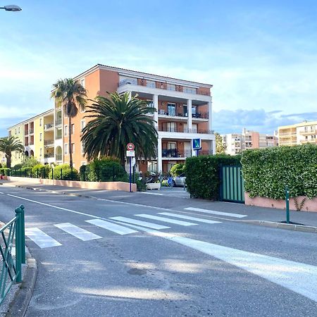 Residence 4 Etoiles Port Marine Sainte-Maxime Kültér fotó